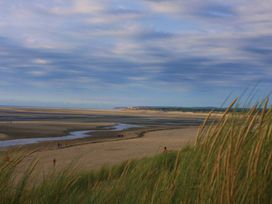 A beach with sand and water at Alford Spa (Pet) Louth