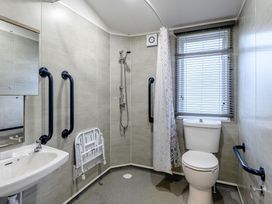 A bathroom with a sink, shower, and toilet at Alford WF in Louth