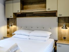 A bedroom with a bed and bedside lamps at Alford WF in Louth