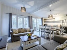 A living room with a dining area and kitchen at Stamford Spa in Louth