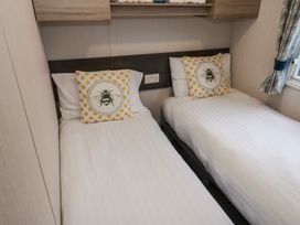 A bedroom with two single beds at Woodland View