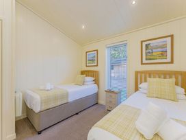 Retreat Lodge 4 - Lincolnshire - 1191591 - thumbnail photo 8