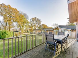 A dining area with table and chairs at Retreat Lodge 4 in Louth