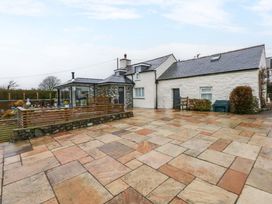 A house with a patio area at Bryn Mor Cottage Mynytho near Llanbedrog