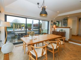 A dining area with a table and chairs at Bryn Mor Cottage in Mynytho near Llanbedrog