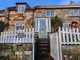 A house with a green front door at Cheyne Cottage in Fylingthorpe