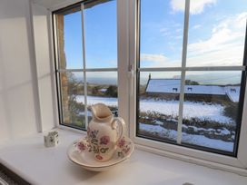 A window with a pitcher and plate at Cheyne Cottage in Fylingthorpe