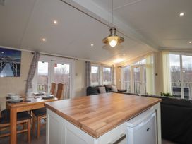 A living room with a dining table and chairs at Monach 1 