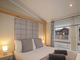 A bedroom with a bed and nightstand at Monach 1