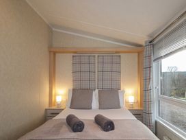 A bedroom with a bed and bedside lamps at Monach 1