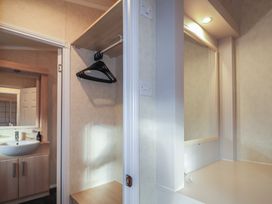 A bathroom featuring a sink and mirror at Monach 1 