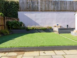 A garden with grass and plants at 3 Rope Walk in St. Austell