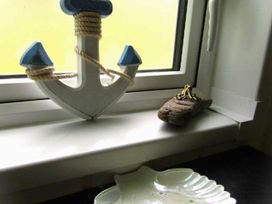 A decorative anchor and driftwood on a windowsill at Seton Sands Caravan Park - Holiday Accommodation 13391, Cockenzie And Port Seton