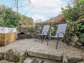 A garden with two chairs and a fire pit at Cove Retreat in Penzance
