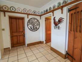 A hallway with decorative plates on the wall at Farmhouse in Beccles