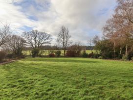 A garden with grass and trees at the Farmhouse in Beccles