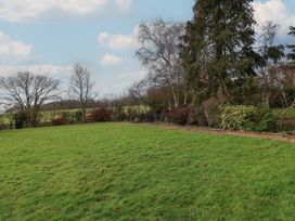 A garden with grass and trees at the Farmhouse in Beccles