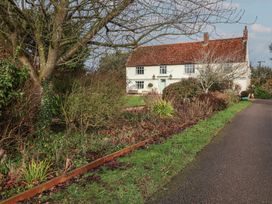 A house with a garden and road at Farmhouse in Beccles
