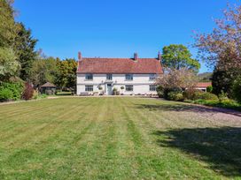 A house with a garden and lawn at Winston Hall in Beccles