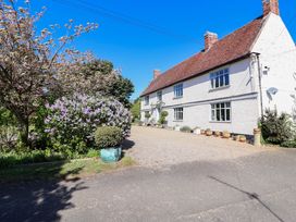 A house with garden and pathway at Winston Hall in Beccles