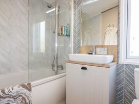 A bathroom with bathtub and sink at FW4 (Fairways 4)