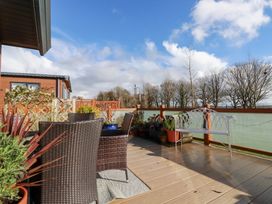 An outdoor area with wicker chairs and a metal bench at FW4 (Fairways 4)