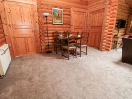 A dining room with a table and chairs at Little Bears Hideaway @ 23 Lakeside Felmoor Park near Felton