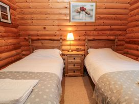 A bedroom with two beds and a nightstand at Little Bears Hideaway @ 23 Lakeside in Felmoor Park near Felton