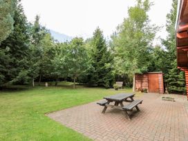 A garden with a picnic table and shed at Little Bears Hideaway @ 23 Lakeside Felmoor Park near Felton