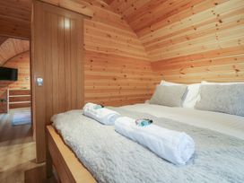 A bedroom with a bed and towels at Park View Lodge