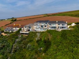 A house with balconies on a hill at 6 Avon Quillet in Bigbury-On-Sea
