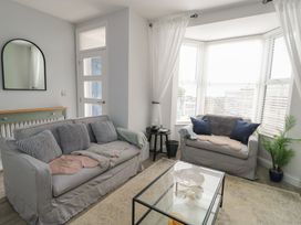 A living room with sofas and a coffee table at Bryn Y Mor Beaumaris