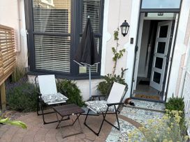 An outdoor seating area with chairs and a table at Bryn Y Mor in Beaumaris