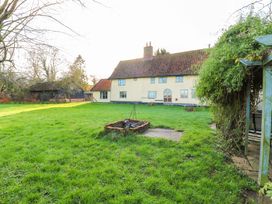 A garden with a fire pit and grass at Town Farm