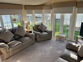 A snug with sofas and a lamp at Gainc Bach in Abergele