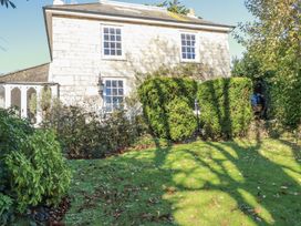 A house with a garden and bushes at Rosedale in St. Ives