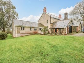 An outdoor view of a house and garden at Orchard End in Launceston