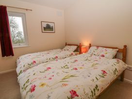 A bedroom with two single beds at Orchard End in Launceston