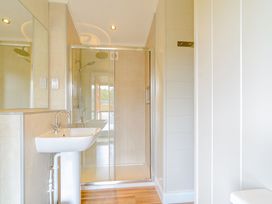 A bathroom with a sink, shower, and toilet at The Sutton (Pet) Kings Cliffe