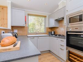 A kitchen with a toaster and cutting board at The Chesterton (Pet) in Kings Cliffe