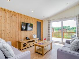 A living room with a sofa and coffee table at The Apethorpe (Pet) in Kings Cliffe