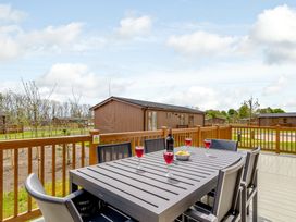 An outdoor patio with a table and chairs at The Yarwell in Kings Cliffe