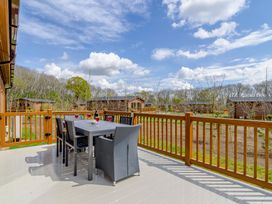 An outdoor dining area with a table and chairs at The Yarwell (Pet) in Kings Cliffe