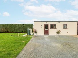 An exterior view of a lodge with a door and windows at Aloe Lodge in Banham