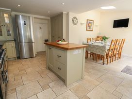 A kitchen with a dining area at Crantock