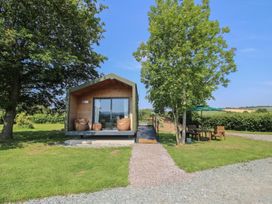 A cabin with outdoor seating area at Leafy Oaks Cabin in Munslow