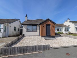 A house with a gravel front yard at Bigting in Rhosneigr