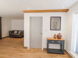 A living room with a sofa and console table at Bigting in Rhosneigr