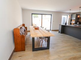 A dining room with a table and chairs at Bigting in Rhosneigr