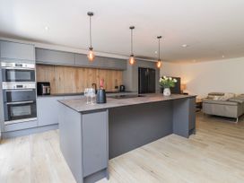 A kitchen with appliances and a kitchen island at Bigting in Rhosneigr